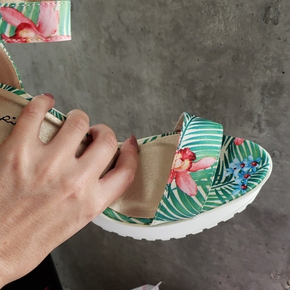 Palm Tree Hibiscus Flower Platform Heeled Sandals - Picture 3 of 5
